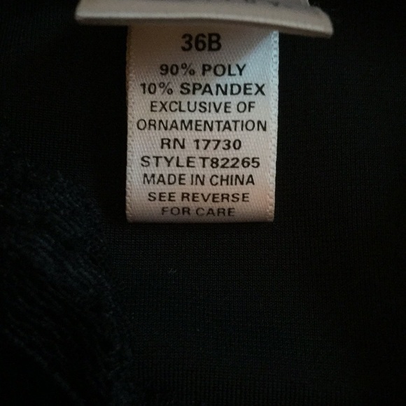 💲🔻 Velvety Fitted Camisole with Lace Neckline - Picture 4 of 5